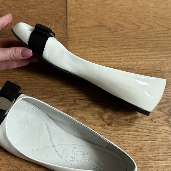 Ferragamo Varina Patent Leather Ballet Flats - Size 9 - EUC+ - Black & White - Picture 11 of 14